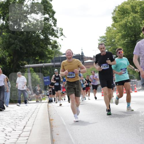 29.06.2025 - hella hamburg halbmarathon Jannik Wohlers http://msf.ph/oto/8148685 29.06.2025 10:12:21 Lombardsbrücke 1249, 1785, 1851, 1939, 2531, 2891, 5150, 6207, 7907, 8917, 8971, 10067, 11025, 12456, 13566, 13816, 14540, 14869, 15012, 15369, 16826, 16911, 17061, 17994, 18178, 18530 meine-sportfotos.de