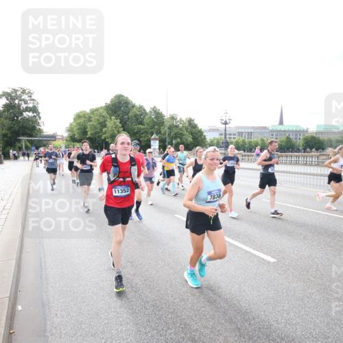 29.06.2025 - hella hamburg halbmarathon Jannik Wohlers http://msf.ph/oto/8148691 29.06.2025 10:17:43 Lombardsbrücke 1159, 1160, 1268, 1325, 1554, 1641, 1982, 2087, 2147, 2634, 2931, 3125, 3321, 3482, 3977, 4738, 4804, 6270, 7094, 7641, 7649, 7838, 7882, 7883, 8067, 8128, 8248, 8607, 9539, 9717, 9734, 9844, 10332, 10509, 10908, 10946, 11352, 11450, 11949, 12274, 12498, 12598, 12752, 12939, 13619, 13681, 14320, 14496, 14795, 14831, 15182, 15183, 15343, 15614, 16109, 16644, 16792, 16829 meine-sportfotos.de