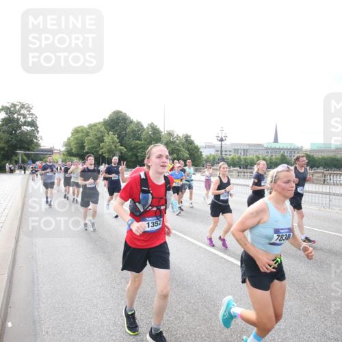29.06.2025 - hella hamburg halbmarathon Jannik Wohlers http://msf.ph/oto/8148697 29.06.2025 10:17:44 Lombardsbrücke 1159, 1160, 1268, 1325, 1554, 1641, 1982, 2087, 2147, 2634, 2931, 3125, 3321, 3482, 3977, 4738, 4804, 6270, 7094, 7641, 7649, 7838, 7882, 7883, 8067, 8128, 8248, 8607, 9539, 9717, 9734, 9844, 10332, 10908, 10946, 11352, 11450, 11949, 12274, 12498, 12598, 12752, 12939, 13619, 13681, 14320, 14496, 14795, 14831, 15182, 15183, 15343, 15614, 16109, 16644, 16792, 16829, 18677 meine-sportfotos.de