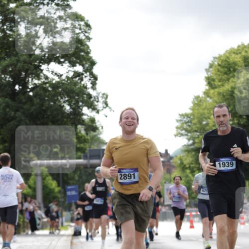 29.06.2025 - hella hamburg halbmarathon Jannik Wohlers http://msf.ph/oto/8148698 29.06.2025 10:12:23 Lombardsbrücke 1020, 1051, 1249, 1851, 1939, 2531, 2891, 4532, 5150, 6207, 7907, 8917, 8971, 10067, 11025, 11720, 12456, 13566, 13816, 14540, 14869, 15012, 15369, 15531, 16323, 16826, 16911, 17061, 17994, 18178, 18530 meine-sportfotos.de