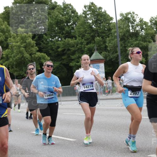 29.06.2025 - hella hamburg halbmarathon Jannik Wohlers http://msf.ph/oto/8148699 29.06.2025 10:49:22 Lombardsbrücke 1040, 1041, 1888, 2212, 2466, 2862, 2997, 4870, 5076, 5552, 5694, 6694, 7305, 7339, 7366, 7679, 8065, 9015, 9162, 10403, 10683, 10704, 12124, 12388, 13764, 13915, 13942, 14137, 14184, 14214, 14529, 14545, 14692, 15063, 15582, 16097, 16265, 16512, 16944, 16953, 16975, 17196, 17408, 18086, 18404, 18684, 19071, 19247 meine-sportfotos.de