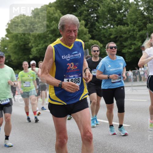 29.06.2025 - hella hamburg halbmarathon Jannik Wohlers http://msf.ph/oto/8148706 29.06.2025 10:49:22 Lombardsbrücke 1040, 1041, 1888, 2212, 2466, 2862, 2997, 4870, 5076, 5552, 5694, 6694, 7305, 7339, 7366, 7679, 8065, 9015, 9162, 10403, 10683, 10704, 12124, 12388, 13764, 13915, 13942, 14137, 14184, 14214, 14529, 14545, 14692, 15063, 15582, 16097, 16265, 16512, 16944, 16953, 16975, 17196, 17408, 18086, 18404, 18684, 19071, 19247 meine-sportfotos.de