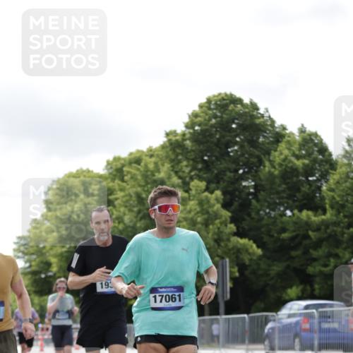 29.06.2025 - hella hamburg halbmarathon Jannik Wohlers http://msf.ph/oto/8148707 29.06.2025 10:12:24 Lombardsbrücke 1020, 1051, 1249, 1851, 1939, 2531, 2891, 2942, 4532, 5150, 6207, 7907, 8917, 8971, 10067, 10402, 11025, 11720, 12456, 13566, 13816, 14540, 14869, 15012, 15369, 15531, 16323, 16826, 16911, 17061, 17994, 18178, 18530 meine-sportfotos.de