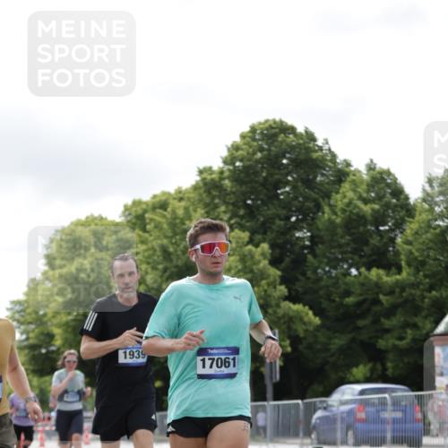 29.06.2025 - hella hamburg halbmarathon Jannik Wohlers http://msf.ph/oto/8148713 29.06.2025 10:12:24 Lombardsbrücke 1020, 1051, 1249, 1851, 1939, 2531, 2891, 2942, 4532, 5150, 6207, 7907, 8917, 8971, 10067, 10402, 11025, 11720, 12456, 13566, 13816, 14540, 14869, 15012, 15369, 15531, 16323, 16826, 16911, 17061, 17994, 18178, 18530 meine-sportfotos.de