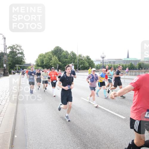 29.06.2025 - hella hamburg halbmarathon Jannik Wohlers http://msf.ph/oto/8148720 29.06.2025 10:17:45 Lombardsbrücke 1159, 1160, 1268, 1325, 1554, 1982, 2087, 2147, 2634, 2931, 3125, 3321, 3482, 3977, 4710, 4738, 4804, 6270, 7094, 7641, 7649, 7838, 7882, 7883, 8067, 8128, 8248, 8607, 9539, 9717, 9734, 9844, 10332, 10908, 10946, 11352, 11450, 11949, 12274, 12498, 12598, 12752, 12939, 13619, 13681, 14320, 14496, 14795, 14831, 15182, 15183, 15343, 15614, 16109, 16644, 16792, 16829, 18145, 18677 meine-sportfotos.de