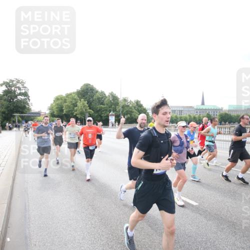 29.06.2025 - hella hamburg halbmarathon Jannik Wohlers http://msf.ph/oto/8148754 29.06.2025 10:17:45 Lombardsbrücke 1159, 1160, 1268, 1325, 1554, 1982, 2087, 2147, 2634, 2931, 3125, 3321, 3482, 3977, 4710, 4738, 4804, 6270, 7094, 7641, 7649, 7838, 7882, 7883, 8067, 8128, 8248, 8607, 9539, 9717, 9734, 9844, 10332, 10908, 10946, 11352, 11450, 11949, 12274, 12498, 12598, 12752, 12939, 13619, 13681, 14320, 14496, 14795, 14831, 15182, 15183, 15343, 15614, 16109, 16644, 16792, 16829, 18145, 18677 meine-sportfotos.de
