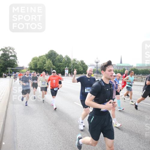 29.06.2025 - hella hamburg halbmarathon Jannik Wohlers http://msf.ph/oto/8148757 29.06.2025 10:17:45 Lombardsbrücke 1159, 1160, 1268, 1325, 1554, 1982, 2087, 2147, 2634, 2931, 3125, 3321, 3482, 3977, 4710, 4738, 4804, 6270, 7094, 7641, 7649, 7838, 7882, 7883, 8067, 8128, 8248, 8607, 9539, 9717, 9734, 9844, 10332, 10908, 10946, 11352, 11450, 11949, 12274, 12498, 12598, 12752, 12939, 13619, 13681, 14320, 14496, 14795, 14831, 15182, 15183, 15343, 15614, 16109, 16644, 16792, 16829, 18145, 18677 meine-sportfotos.de
