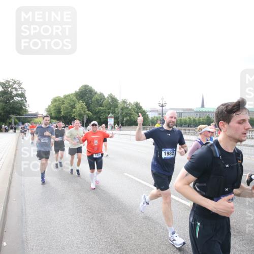 29.06.2025 - hella hamburg halbmarathon Jannik Wohlers http://msf.ph/oto/8148765 29.06.2025 10:17:45 Lombardsbrücke 1159, 1160, 1268, 1325, 1554, 1982, 2087, 2147, 2634, 2931, 3125, 3321, 3482, 3977, 4710, 4738, 4804, 6270, 7094, 7641, 7649, 7838, 7882, 7883, 8067, 8128, 8248, 8607, 9539, 9717, 9734, 9844, 10332, 10908, 10946, 11352, 11450, 11949, 12274, 12498, 12598, 12752, 12939, 13619, 13681, 14320, 14496, 14795, 14831, 15182, 15183, 15343, 15614, 16109, 16644, 16792, 16829, 18145, 18677 meine-sportfotos.de