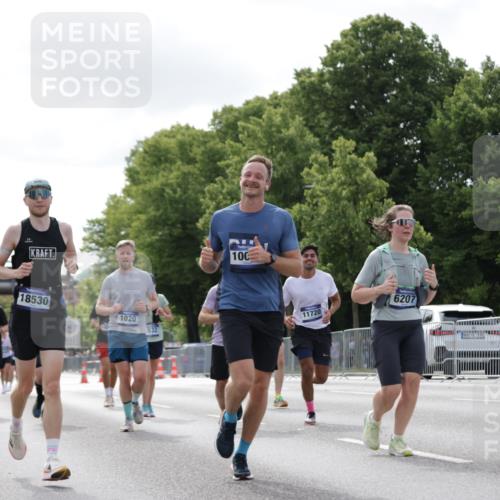 29.06.2025 - hella hamburg halbmarathon Jannik Wohlers http://msf.ph/oto/8148773 29.06.2025 10:12:27 Lombardsbrücke 1020, 1051, 1851, 1939, 2531, 2891, 2942, 4532, 5150, 6207, 7873, 7907, 8917, 10067, 10402, 11025, 11720, 12456, 14404, 14869, 15012, 15531, 16323, 16826, 16911, 17061, 17994, 18530 meine-sportfotos.de