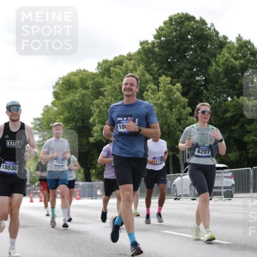 29.06.2025 - hella hamburg halbmarathon Jannik Wohlers http://msf.ph/oto/8148791 29.06.2025 10:12:27 Lombardsbrücke 1020, 1051, 1851, 1939, 2531, 2891, 2942, 4532, 5150, 6207, 7873, 7907, 8917, 10067, 10402, 11025, 11720, 12456, 14404, 14869, 15012, 15531, 16323, 16826, 16911, 17061, 17994, 18530 meine-sportfotos.de