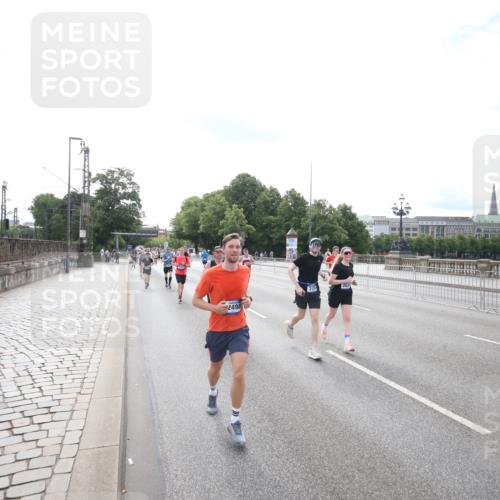 29.06.2025 - hella hamburg halbmarathon Jannik Wohlers http://msf.ph/oto/8148815 29.06.2025 10:17:50 Lombardsbrücke 1268, 1325, 1554, 1982, 2087, 2147, 2335, 2634, 3125, 3321, 3482, 3977, 4710, 4738, 4804, 5909, 6270, 7838, 7882, 7883, 8067, 8248, 9222, 9539, 9834, 9844, 10659, 10908, 10946, 11352, 11450, 11949, 12274, 12498, 12939, 13341, 13370, 13619, 14320, 14831, 15182, 15183, 15343, 15614, 16109, 16829, 16833, 17876, 18145, 18677 meine-sportfotos.de
