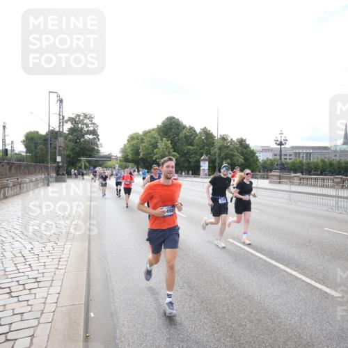 29.06.2025 - hella hamburg halbmarathon Jannik Wohlers http://msf.ph/oto/8148821 29.06.2025 10:17:50 Lombardsbrücke 1268, 1325, 1554, 1982, 2087, 2147, 2335, 2634, 3125, 3321, 3482, 3977, 4710, 4738, 4804, 5909, 6270, 7838, 7882, 7883, 8067, 8248, 9222, 9539, 9834, 9844, 10659, 10908, 10946, 11352, 11450, 11949, 12274, 12498, 12939, 13341, 13370, 13619, 14320, 14831, 15182, 15183, 15343, 15614, 16109, 16829, 16833, 17876, 18145, 18677 meine-sportfotos.de