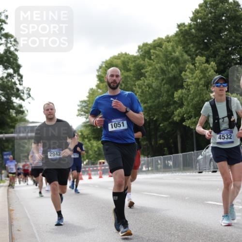 29.06.2025 - hella hamburg halbmarathon Jannik Wohlers http://msf.ph/oto/8148866 29.06.2025 10:12:30 Lombardsbrücke 1020, 1051, 1851, 1939, 2531, 2891, 2942, 4532, 6207, 7873, 7907, 8398, 8405, 8917, 10067, 10402, 11025, 11720, 14404, 14869, 15012, 15531, 16323, 16826, 16911, 17061, 17699, 17994, 18320, 18530 meine-sportfotos.de