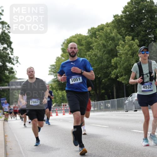 29.06.2025 - hella hamburg halbmarathon Jannik Wohlers http://msf.ph/oto/8148873 29.06.2025 10:12:30 Lombardsbrücke 1020, 1051, 1851, 1939, 2531, 2891, 2942, 4532, 6207, 7873, 7907, 8398, 8405, 8917, 10067, 10402, 11025, 11720, 14404, 14869, 15012, 15531, 16323, 16826, 16911, 17061, 17699, 17994, 18320, 18530 meine-sportfotos.de