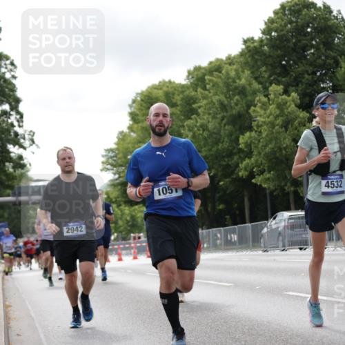 29.06.2025 - hella hamburg halbmarathon Jannik Wohlers http://msf.ph/oto/8148881 29.06.2025 10:12:30 Lombardsbrücke 1020, 1051, 1851, 1939, 2531, 2891, 2942, 4532, 6207, 7873, 7907, 8398, 8405, 8917, 10067, 10402, 11025, 11720, 14404, 14869, 15012, 15531, 16323, 16826, 16911, 17061, 17699, 17994, 18320, 18530 meine-sportfotos.de