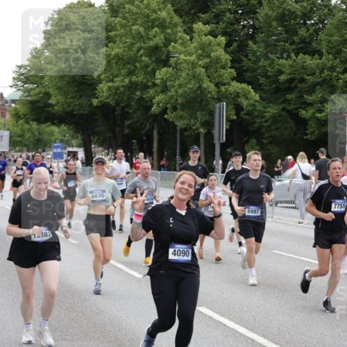 29.06.2025 - hella hamburg halbmarathon Jannik Wohlers http://msf.ph/oto/8148939 29.06.2025 10:49:46 Lombardsbrücke 1487, 3701, 3710, 3805, 3897, 4090, 4168, 5119, 5749, 5751, 5997, 6680, 6830, 7721, 7722, 7755, 8254, 9605, 9940, 10060, 10286, 10617, 11030, 11426, 11716, 11760, 12079, 13127, 13128, 13309, 13381, 13744, 13846, 14144, 14505, 14940, 15626, 15633, 16365, 16410, 16412, 16635, 17256, 18961, 19058, 19086 meine-sportfotos.de