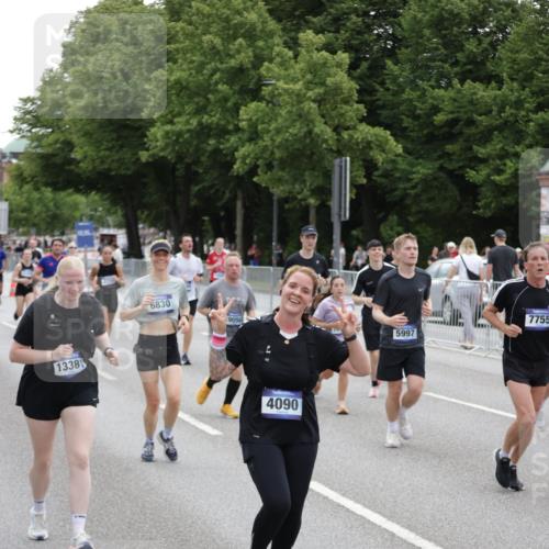 29.06.2025 - hella hamburg halbmarathon Jannik Wohlers http://msf.ph/oto/8148950 29.06.2025 10:49:46 Lombardsbrücke 1487, 3701, 3710, 3805, 3897, 4090, 4168, 5119, 5749, 5751, 5997, 6680, 6830, 7721, 7722, 7755, 8254, 9605, 9940, 10060, 10286, 10617, 11030, 11426, 11716, 11760, 12079, 13127, 13128, 13309, 13381, 13744, 13846, 14144, 14505, 14940, 15626, 15633, 16365, 16410, 16412, 16635, 17256, 18961, 19058, 19086 meine-sportfotos.de