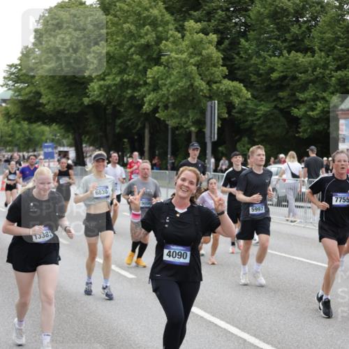 29.06.2025 - hella hamburg halbmarathon Jannik Wohlers http://msf.ph/oto/8148957 29.06.2025 10:49:46 Lombardsbrücke 1487, 3701, 3710, 3805, 3897, 4090, 4168, 5119, 5749, 5751, 5997, 6680, 6830, 7721, 7722, 7755, 8254, 9605, 9940, 10060, 10286, 10617, 11030, 11426, 11716, 11760, 12079, 13127, 13128, 13309, 13381, 13744, 13846, 14144, 14505, 14940, 15626, 15633, 16365, 16410, 16412, 16635, 17256, 18961, 19058, 19086 meine-sportfotos.de