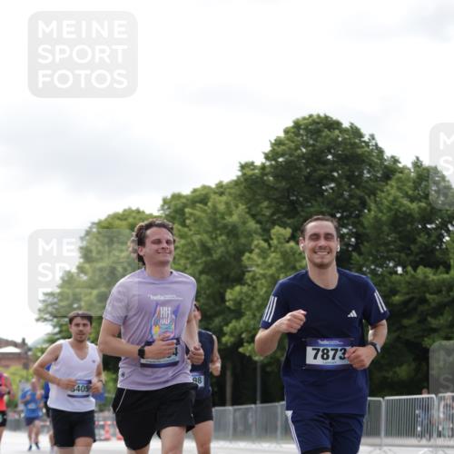 29.06.2025 - hella hamburg halbmarathon Jannik Wohlers http://msf.ph/oto/8148983 29.06.2025 10:12:35 Lombardsbrücke 1020, 1051, 2942, 4532, 6207, 7873, 8398, 8405, 9141, 10067, 10402, 11025, 11720, 14404, 15531, 16255, 16323, 17061, 17699, 18048, 18320, 18530 meine-sportfotos.de