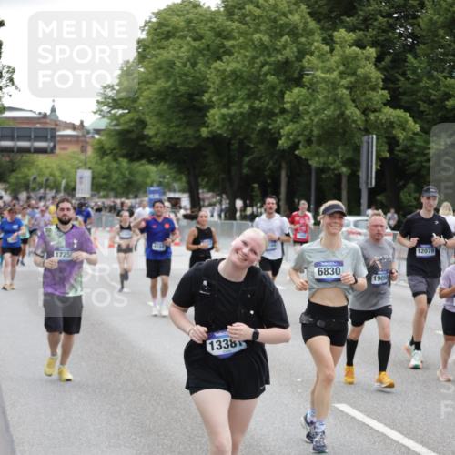 29.06.2025 - hella hamburg halbmarathon Jannik Wohlers http://msf.ph/oto/8149010 29.06.2025 10:49:47 Lombardsbrücke 3701, 3710, 3805, 3897, 4090, 4168, 5119, 5749, 5751, 5997, 6680, 6830, 7721, 7722, 7755, 8254, 9605, 9940, 10060, 10286, 10617, 11030, 11426, 11696, 11716, 11760, 12079, 13127, 13128, 13309, 13381, 13744, 13846, 14144, 14505, 14940, 15626, 16365, 16410, 16412, 16635, 17256, 18961, 19058, 19086 meine-sportfotos.de