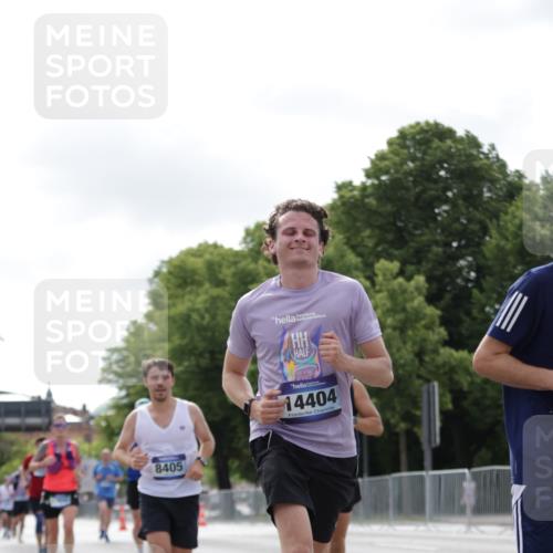 29.06.2025 - hella hamburg halbmarathon Jannik Wohlers http://msf.ph/oto/8149017 29.06.2025 10:12:35 Lombardsbrücke 1020, 1051, 2942, 4532, 6207, 7873, 8398, 8405, 9141, 10067, 10402, 11025, 11720, 14404, 15531, 16255, 16323, 17061, 17699, 18048, 18320, 18530 meine-sportfotos.de
