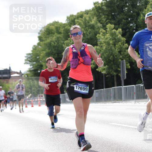 29.06.2025 - hella hamburg halbmarathon Jannik Wohlers http://msf.ph/oto/8149103 29.06.2025 10:12:39 Lombardsbrücke 1020, 1051, 2942, 4532, 7873, 8398, 8405, 9141, 10067, 10402, 11720, 14404, 15531, 16030, 16255, 16323, 16437, 17699, 18048, 18320, 18530 meine-sportfotos.de