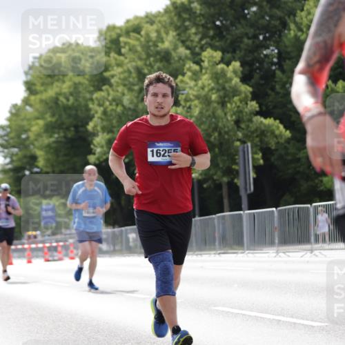 29.06.2025 - hella hamburg halbmarathon Jannik Wohlers http://msf.ph/oto/8149128 29.06.2025 10:12:40 Lombardsbrücke 1020, 1051, 2942, 4532, 7873, 8398, 8405, 9141, 10067, 10402, 11720, 14404, 15531, 16030, 16255, 16323, 16437, 17699, 17988, 18048, 18320, 18530, 18732 meine-sportfotos.de