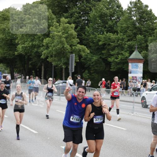 29.06.2025 - hella hamburg halbmarathon Jannik Wohlers http://msf.ph/oto/8149224 29.06.2025 10:49:52 Lombardsbrücke 1259, 1828, 2047, 3203, 3680, 3701, 3710, 3805, 3897, 4090, 4168, 5119, 5997, 6680, 6830, 7677, 7721, 7722, 7755, 8254, 9605, 9940, 10060, 10286, 10617, 11426, 11696, 11716, 12079, 13127, 13128, 13381, 13846, 13887, 14144, 14591, 14940, 15230, 15551, 16410, 16412, 16489, 16635, 16670, 17256, 18961, 19058, 19086 meine-sportfotos.de