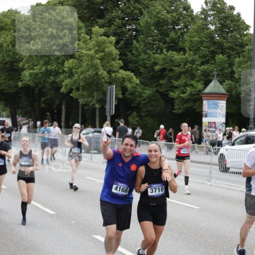 29.06.2025 - hella hamburg halbmarathon Jannik Wohlers http://msf.ph/oto/8149230 29.06.2025 10:49:52 Lombardsbrücke 1259, 1828, 2047, 3203, 3680, 3701, 3710, 3805, 3897, 4090, 4168, 5119, 5997, 6680, 6830, 7677, 7721, 7722, 7755, 8254, 9605, 9940, 10060, 10286, 10617, 11426, 11696, 11716, 12079, 13127, 13128, 13381, 13846, 13887, 14144, 14591, 14940, 15230, 15551, 16410, 16412, 16489, 16635, 16670, 17256, 18961, 19058, 19086 meine-sportfotos.de