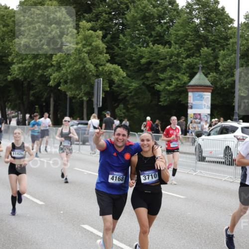 29.06.2025 - hella hamburg halbmarathon Jannik Wohlers http://msf.ph/oto/8149233 29.06.2025 10:49:52 Lombardsbrücke 1259, 1828, 2047, 3203, 3680, 3701, 3710, 3805, 3897, 4090, 4168, 5119, 5997, 6680, 6830, 7677, 7721, 7722, 7755, 8254, 9605, 9940, 10060, 10286, 10617, 11426, 11696, 11716, 12079, 13127, 13128, 13381, 13846, 13887, 14144, 14591, 14940, 15230, 15551, 16410, 16412, 16489, 16635, 16670, 17256, 18961, 19058, 19086 meine-sportfotos.de