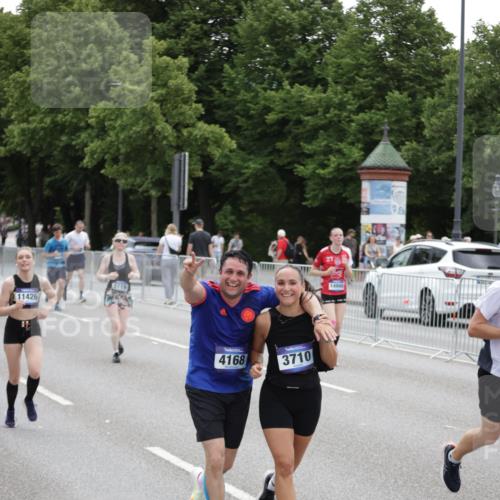 29.06.2025 - hella hamburg halbmarathon Jannik Wohlers http://msf.ph/oto/8149238 29.06.2025 10:49:52 Lombardsbrücke 1259, 1828, 2047, 3203, 3680, 3701, 3710, 3805, 3897, 4090, 4168, 5119, 5997, 6680, 6830, 7677, 7721, 7722, 7755, 8254, 9605, 9940, 10060, 10286, 10617, 11426, 11696, 11716, 12079, 13127, 13128, 13381, 13846, 13887, 14144, 14591, 14940, 15230, 15551, 16410, 16412, 16489, 16635, 16670, 17256, 18961, 19058, 19086 meine-sportfotos.de
