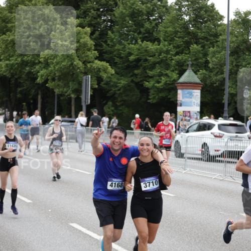 29.06.2025 - hella hamburg halbmarathon Jannik Wohlers http://msf.ph/oto/8149245 29.06.2025 10:49:52 Lombardsbrücke 1259, 1828, 2047, 3203, 3680, 3701, 3710, 3805, 3897, 4090, 4168, 5119, 5997, 6680, 6830, 7677, 7721, 7722, 7755, 8254, 9605, 9940, 10060, 10286, 10617, 11426, 11696, 11716, 12079, 13127, 13128, 13381, 13846, 13887, 14144, 14591, 14940, 15230, 15551, 16410, 16412, 16489, 16635, 16670, 17256, 18961, 19058, 19086 meine-sportfotos.de