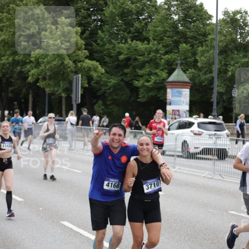 29.06.2025 - hella hamburg halbmarathon Jannik Wohlers http://msf.ph/oto/8149250 29.06.2025 10:49:52 Lombardsbrücke 1259, 1828, 2047, 3203, 3680, 3701, 3710, 3805, 3897, 4090, 4168, 5119, 5997, 6680, 6830, 7677, 7721, 7722, 7755, 8254, 9605, 9940, 10060, 10286, 10617, 11426, 11696, 11716, 12079, 13127, 13128, 13381, 13846, 13887, 14144, 14591, 14940, 15230, 15551, 16410, 16412, 16489, 16635, 16670, 17256, 18961, 19058, 19086 meine-sportfotos.de