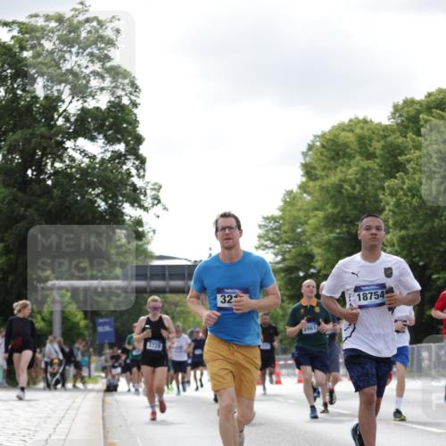 29.06.2025 - hella hamburg halbmarathon Jannik Wohlers http://msf.ph/oto/8149267 29.06.2025 10:12:50 Lombardsbrücke 1007, 1747, 1859, 2961, 3218, 3360, 3728, 3729, 6489, 7346, 8398, 8405, 8913, 9141, 9527, 12492, 15922, 16030, 16255, 16437, 17474, 17699, 17988, 18048, 18320, 18732, 18754 meine-sportfotos.de