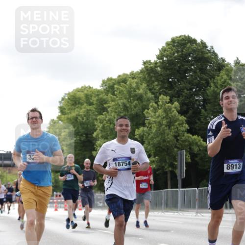 29.06.2025 - hella hamburg halbmarathon Jannik Wohlers http://msf.ph/oto/8149269 29.06.2025 10:12:51 Lombardsbrücke 1007, 1747, 1859, 2961, 3218, 3360, 3728, 3729, 4187, 6489, 7346, 8913, 9141, 9527, 12492, 15922, 16030, 16255, 16437, 17474, 17988, 18048, 18320, 18732, 18754 meine-sportfotos.de