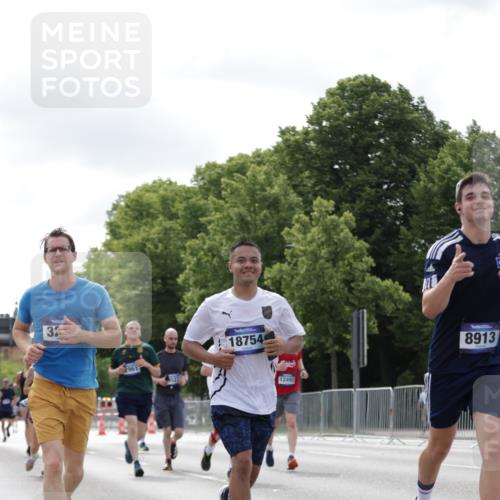 29.06.2025 - hella hamburg halbmarathon Jannik Wohlers http://msf.ph/oto/8149272 29.06.2025 10:12:51 Lombardsbrücke 1007, 1747, 1859, 2961, 3218, 3360, 3728, 3729, 4187, 6489, 7346, 8913, 9141, 9527, 12492, 15922, 16030, 16255, 16437, 17474, 17988, 18048, 18320, 18732, 18754 meine-sportfotos.de