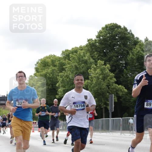 29.06.2025 - hella hamburg halbmarathon Jannik Wohlers http://msf.ph/oto/8149276 29.06.2025 10:12:51 Lombardsbrücke 1007, 1747, 1859, 2961, 3218, 3360, 3728, 3729, 4187, 6489, 7346, 8913, 9141, 9527, 12492, 15922, 16030, 16255, 16437, 17474, 17988, 18048, 18320, 18732, 18754 meine-sportfotos.de