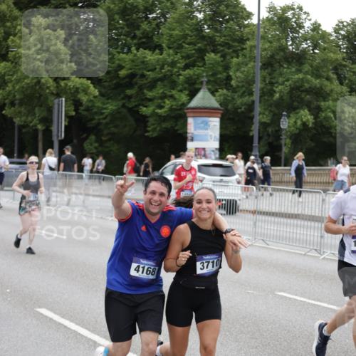 29.06.2025 - hella hamburg halbmarathon Jannik Wohlers http://msf.ph/oto/8149279 29.06.2025 10:49:52 Lombardsbrücke 1259, 1828, 2047, 3203, 3680, 3701, 3710, 3805, 3897, 4090, 4168, 5119, 5997, 6680, 6830, 7677, 7721, 7722, 7755, 8254, 9605, 9940, 10060, 10286, 10617, 11426, 11696, 11716, 12079, 13127, 13128, 13381, 13846, 13887, 14144, 14591, 14940, 15230, 15551, 16410, 16412, 16489, 16635, 16670, 17256, 18961, 19058, 19086 meine-sportfotos.de