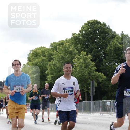 29.06.2025 - hella hamburg halbmarathon Jannik Wohlers http://msf.ph/oto/8149280 29.06.2025 10:12:51 Lombardsbrücke 1007, 1747, 1859, 2961, 3218, 3360, 3728, 3729, 4187, 6489, 7346, 8913, 9141, 9527, 12492, 15922, 16030, 16255, 16437, 17474, 17988, 18048, 18320, 18732, 18754 meine-sportfotos.de