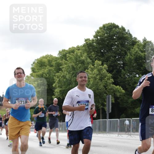 29.06.2025 - hella hamburg halbmarathon Jannik Wohlers http://msf.ph/oto/8149288 29.06.2025 10:12:51 Lombardsbrücke 1007, 1747, 1859, 2961, 3218, 3360, 3728, 3729, 4187, 6489, 7346, 8913, 9141, 9527, 12492, 15922, 16030, 16255, 16437, 17474, 17988, 18048, 18320, 18732, 18754 meine-sportfotos.de