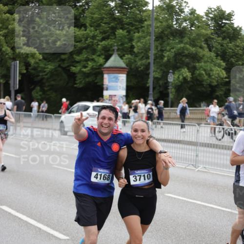 29.06.2025 - hella hamburg halbmarathon Jannik Wohlers http://msf.ph/oto/8149301 29.06.2025 10:49:52 Lombardsbrücke 1259, 1828, 2047, 3203, 3680, 3701, 3710, 3805, 3897, 4090, 4168, 5119, 5997, 6680, 6830, 7677, 7721, 7722, 7755, 8254, 9605, 9940, 10060, 10286, 10617, 11426, 11696, 11716, 12079, 13127, 13128, 13381, 13846, 13887, 14144, 14591, 14940, 15230, 15551, 16410, 16412, 16489, 16635, 16670, 17256, 18961, 19058, 19086 meine-sportfotos.de