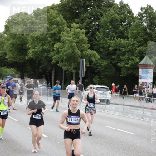 29.06.2025 - hella hamburg halbmarathon Jannik Wohlers http://msf.ph/oto/8149320 29.06.2025 10:49:53 Lombardsbrücke 1259, 1828, 2047, 3203, 3680, 3701, 3710, 3805, 3897, 4090, 4168, 5119, 5997, 6680, 6830, 7677, 7721, 7722, 7755, 8254, 9605, 9940, 10060, 10286, 10617, 11426, 11696, 11716, 12079, 13127, 13128, 13381, 13846, 13887, 14102, 14144, 14591, 14940, 15230, 15551, 16410, 16412, 16489, 16635, 16670, 16742, 17256, 19058, 19086 meine-sportfotos.de