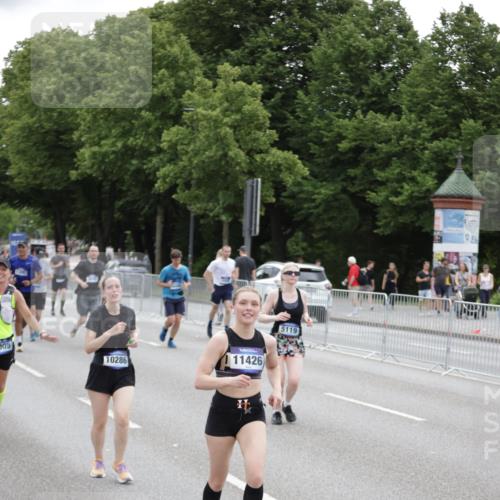 29.06.2025 - hella hamburg halbmarathon Jannik Wohlers http://msf.ph/oto/8149332 29.06.2025 10:49:53 Lombardsbrücke 1259, 1828, 2047, 3203, 3680, 3701, 3710, 3805, 3897, 4090, 4168, 5119, 5997, 6680, 6830, 7677, 7721, 7722, 7755, 8254, 9605, 9940, 10060, 10286, 10617, 11426, 11696, 11716, 12079, 13127, 13128, 13381, 13846, 13887, 14102, 14144, 14591, 14940, 15230, 15551, 16410, 16412, 16489, 16635, 16670, 16742, 17256, 19058, 19086 meine-sportfotos.de