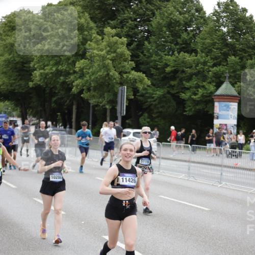 29.06.2025 - hella hamburg halbmarathon Jannik Wohlers http://msf.ph/oto/8149335 29.06.2025 10:49:53 Lombardsbrücke 1259, 1828, 2047, 3203, 3680, 3701, 3710, 3805, 3897, 4090, 4168, 5119, 5997, 6680, 6830, 7677, 7721, 7722, 7755, 8254, 9605, 9940, 10060, 10286, 10617, 11426, 11696, 11716, 12079, 13127, 13128, 13381, 13846, 13887, 14102, 14144, 14591, 14940, 15230, 15551, 16410, 16412, 16489, 16635, 16670, 16742, 17256, 19058, 19086 meine-sportfotos.de