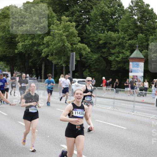 29.06.2025 - hella hamburg halbmarathon Jannik Wohlers http://msf.ph/oto/8149340 29.06.2025 10:49:53 Lombardsbrücke 1259, 1828, 2047, 3203, 3680, 3701, 3710, 3805, 3897, 4090, 4168, 5119, 5997, 6680, 6830, 7677, 7721, 7722, 7755, 8254, 9605, 9940, 10060, 10286, 10617, 11426, 11696, 11716, 12079, 13127, 13128, 13381, 13846, 13887, 14102, 14144, 14591, 14940, 15230, 15551, 16410, 16412, 16489, 16635, 16670, 16742, 17256, 19058, 19086 meine-sportfotos.de