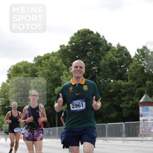 29.06.2025 - hella hamburg halbmarathon Jannik Wohlers http://msf.ph/oto/8149350 29.06.2025 10:12:55 Lombardsbrücke 1007, 1747, 1859, 2961, 3218, 3360, 3728, 3729, 4187, 6489, 7346, 7460, 8913, 9527, 9612, 12492, 13331, 15922, 16030, 16437, 17474, 17988, 18048, 18222, 18732, 18754, 19035 meine-sportfotos.de