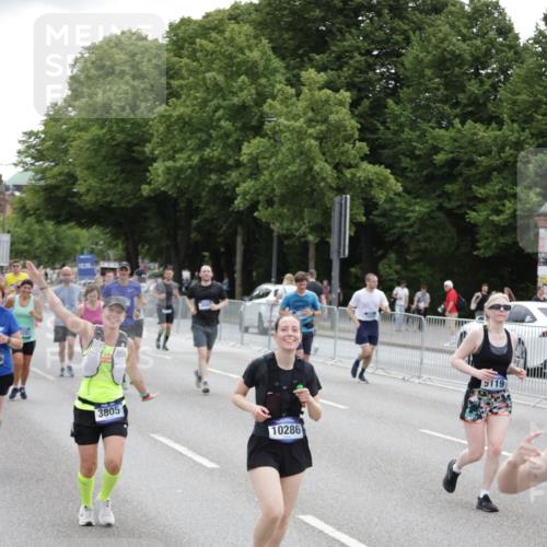 29.06.2025 - hella hamburg halbmarathon Jannik Wohlers http://msf.ph/oto/8149351 29.06.2025 10:49:54 Lombardsbrücke 1259, 1828, 2047, 3203, 3680, 3701, 3710, 3805, 3897, 4090, 4168, 5119, 5997, 6680, 6830, 7677, 7721, 7722, 7755, 8254, 9605, 10060, 10286, 10617, 11426, 11696, 11716, 12079, 13127, 13128, 13846, 13887, 14102, 14144, 14591, 14940, 15230, 15551, 16410, 16412, 16489, 16635, 16670, 16742, 17256, 19058, 19086 meine-sportfotos.de