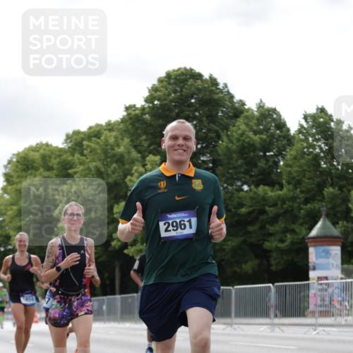 29.06.2025 - hella hamburg halbmarathon Jannik Wohlers http://msf.ph/oto/8149356 29.06.2025 10:12:55 Lombardsbrücke 1007, 1747, 1859, 2961, 3218, 3360, 3728, 3729, 4187, 6489, 7346, 7460, 8913, 9527, 9612, 12492, 13331, 15922, 16030, 16437, 17474, 17988, 18048, 18222, 18732, 18754, 19035 meine-sportfotos.de