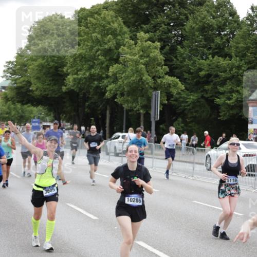 29.06.2025 - hella hamburg halbmarathon Jannik Wohlers http://msf.ph/oto/8149357 29.06.2025 10:49:54 Lombardsbrücke 1259, 1828, 2047, 3203, 3680, 3701, 3710, 3805, 3897, 4090, 4168, 5119, 5997, 6680, 6830, 7677, 7721, 7722, 7755, 8254, 9605, 10060, 10286, 10617, 11426, 11696, 11716, 12079, 13127, 13128, 13846, 13887, 14102, 14144, 14591, 14940, 15230, 15551, 16410, 16412, 16489, 16635, 16670, 16742, 17256, 19058, 19086 meine-sportfotos.de