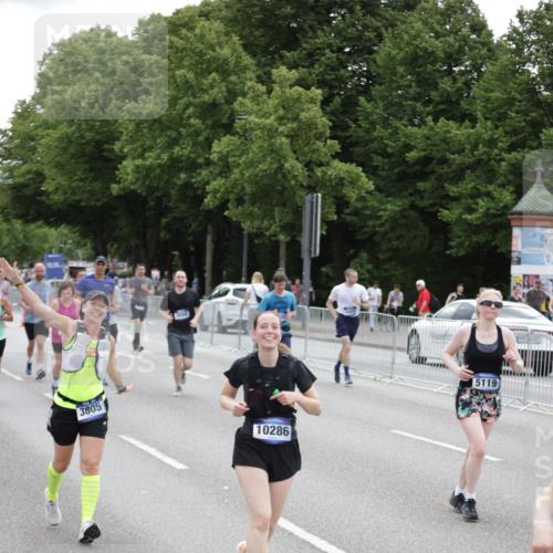 29.06.2025 - hella hamburg halbmarathon Jannik Wohlers http://msf.ph/oto/8149365 29.06.2025 10:49:54 Lombardsbrücke 1259, 1828, 2047, 3203, 3680, 3701, 3710, 3805, 3897, 4090, 4168, 5119, 5997, 6680, 6830, 7677, 7721, 7722, 7755, 8254, 9605, 10060, 10286, 10617, 11426, 11696, 11716, 12079, 13127, 13128, 13846, 13887, 14102, 14144, 14591, 14940, 15230, 15551, 16410, 16412, 16489, 16635, 16670, 16742, 17256, 19058, 19086 meine-sportfotos.de